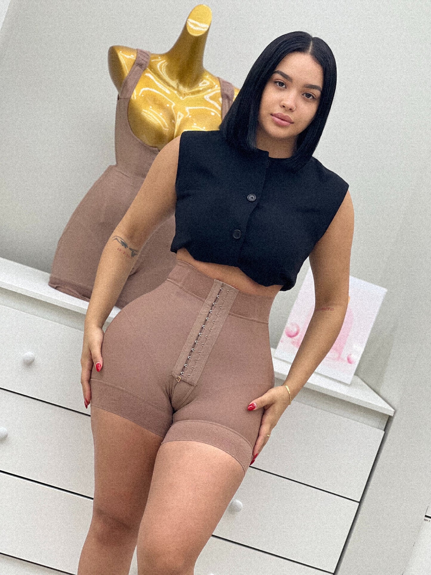 5015 SHORT PLUS EN GLUTEOS CON BROCHES